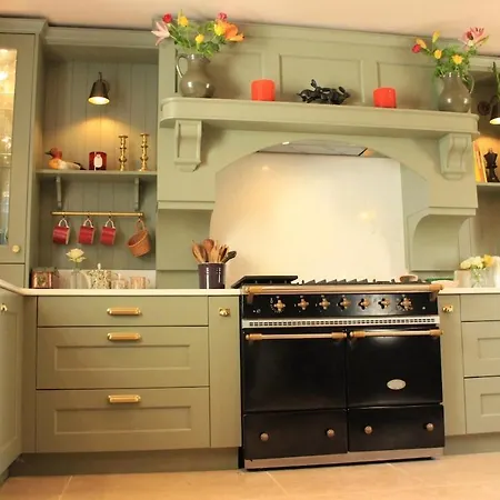 וילה 100 Year Old Family *